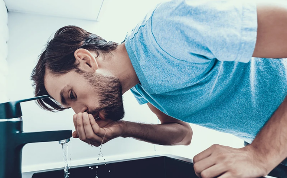 خطرات نوشیدن آب شیر