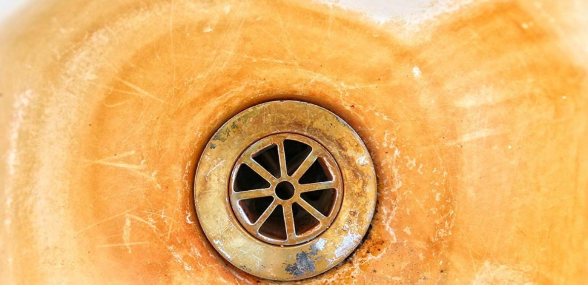 چگونه می توان لکه های آهن و زنگ را از بین برد