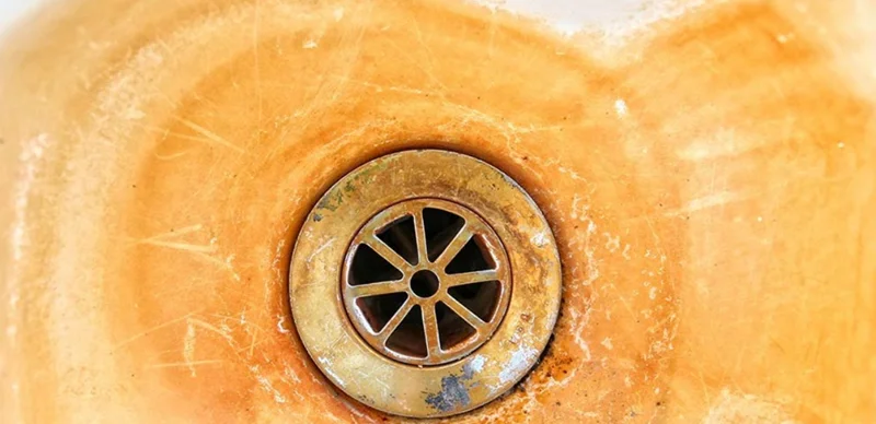 چگونه می توان لکه های آهن و زنگ را از بین برد