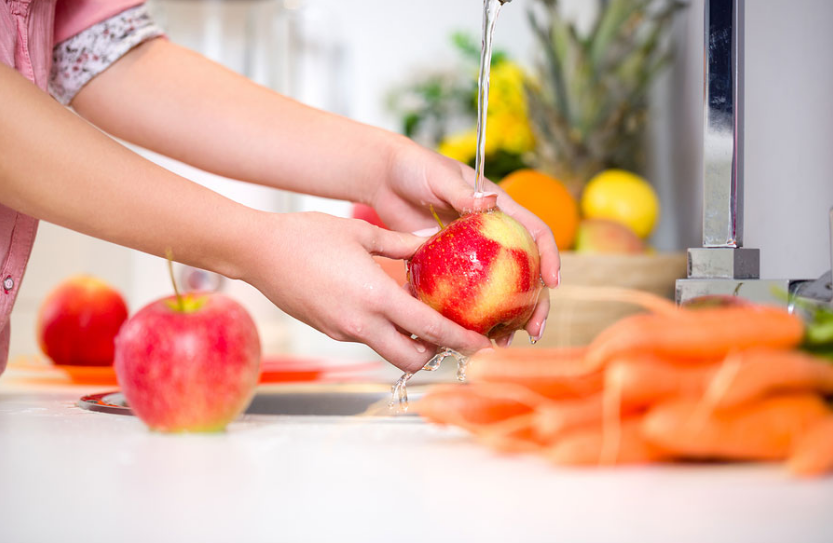 چگونه بقایای آفت کش ها را از میوه ها و سبزیجات پاک کنیم؟