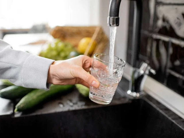چرا آب تصفیه شده بهتر از آب لوله کشی است؟